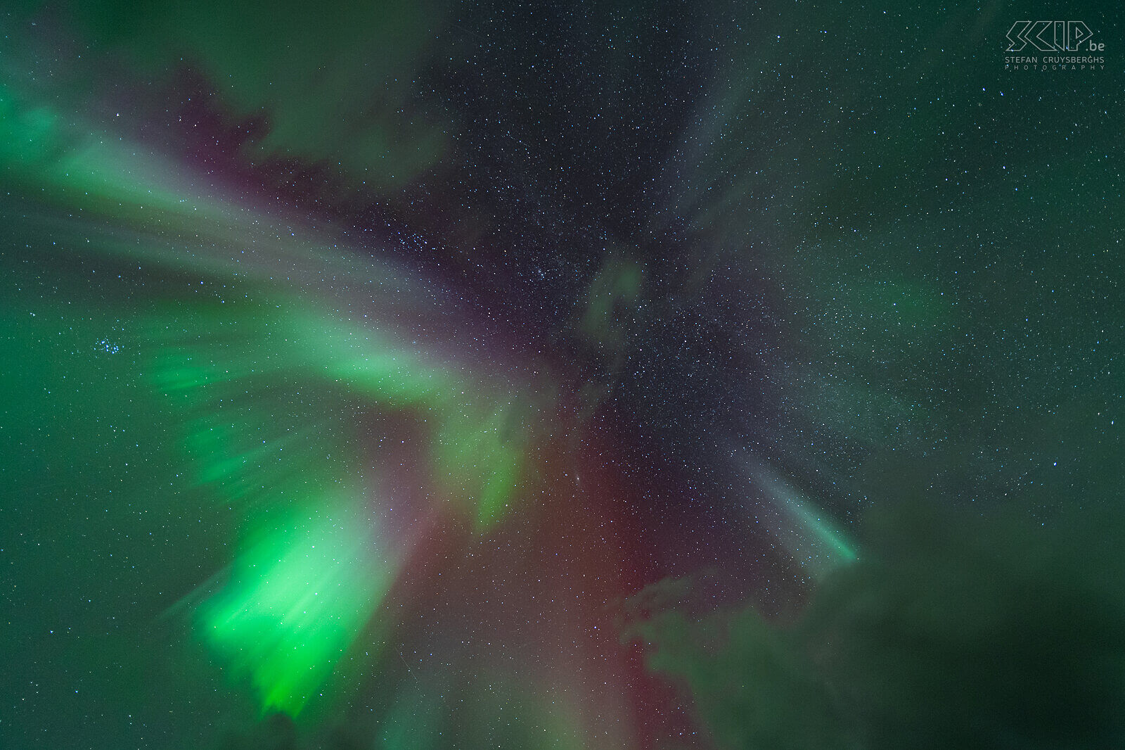 Oteren - Noorderlicht kroon Een van de meest indrukwekkende vormen van noorderlicht oftewel aurora borealis is wanneer een corona, of kroon, hoog in de hemel wordt gevormd. Het veranderde zo snel met felle groene en rode kleuren. Stefan Cruysberghs